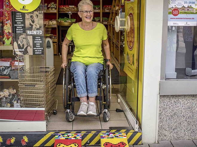 Rita Ebel baut eine Rollstuhlrampe
