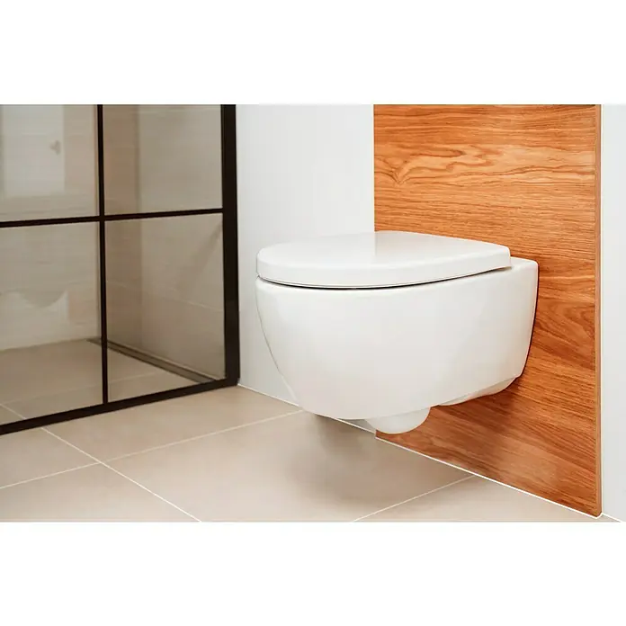 Geberit iCon Wand-WC-Set - Spülrandlos, Ohne Spezialglasur, Spülform: Tief, WC Abgang: Waagerecht, Weiß - Elegantes, wandhängendes WC mit sanften Rundungen und einem passenden Holzpaneel als stilvolles Badezimmer-Highlight.