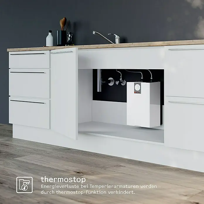 Stiebel Eltron Warmwasserspeicher UFP 5 T - 5 l, 2.000 W, Temperaturbereich: 35 °C - 85 °C, Untertischmontage - Produktansicht: Kompakter elektronischer Durchlauferhitzer im weißen Küchenschrank unter der Spüle.