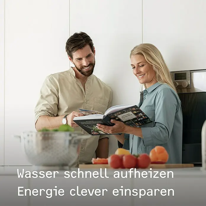 Stiebel Eltron Warmwasserspeicher UFP 5 T - 5 l, 2.000 W, Temperaturbereich: 35 °C - 85 °C, Untertischmontage - Ein Paar liest ein Kochbuch in der Küche. Schnelles Aufheizen von Wasser und clevere Energieeinsparung im Fokus.