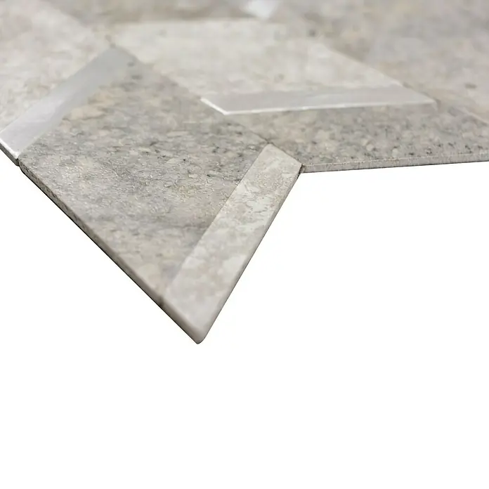 Selbstklebemosaik SAM 4AR42CLG - 28 x 29 cm, Grau, Matt - Nahaufnahme von grauen Mosaikfliesen mit metallischen Akzenten, die ein modernes und elegantes Design für Innenräume zeigen.
