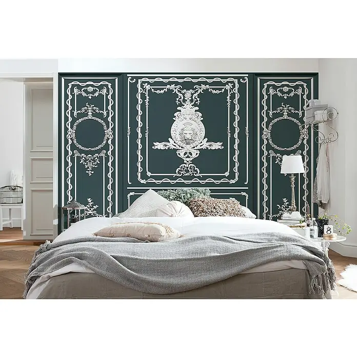 Komar Infinity 2 Fototapete Classy Castle - B x H: 400 x 250 cm, Vlies - Schlafzimmer mit einem eleganten Bett und einer Wand mit dekorativen Stuckarbeiten in Grün und Weiß. Die Einrichtung strahlt eine luxuriöse und stilvolle Atmosphäre aus.