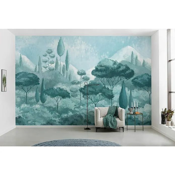 Komar Infinity 2 Fototapete Soothing Scenery - B x H: 400 x 250 cm, Vlies - Ein Wohnzimmer mit einer Wandtapete, die eine malerische Landschaft mit Bäumen und Bergen darstellt, zusammen mit stilvollen Möbeln.