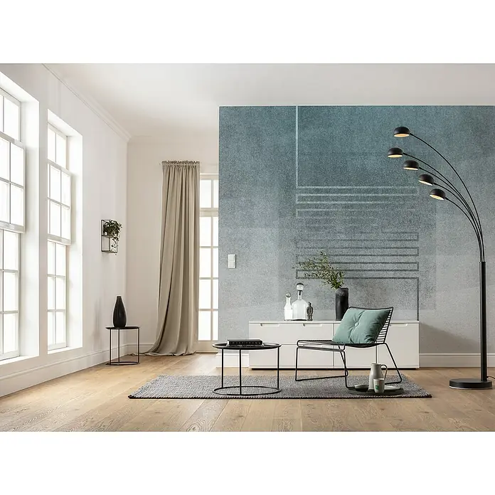 Komar Infinity 2 Fototapete StillB x H: 300 x 250 cm, Vlies - Elegantes Wohnzimmer mit moderner Stehlampe, die mit ihrem schwarzen Design und den fünf Lampenarmen ein Highlight setzt. Die perfekte Beleuchtung für gemütliche Stunden.