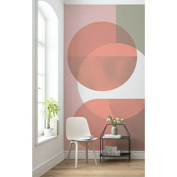 Komar Infinity 2 Fototapete Form - B x H: 200 x 250 cm, Vlies - Moderne Raumgestaltung mit geometrischer Tapete in Rosa- und Grautönen, ergänzt durch minimalistische Möbel und Accessoires.