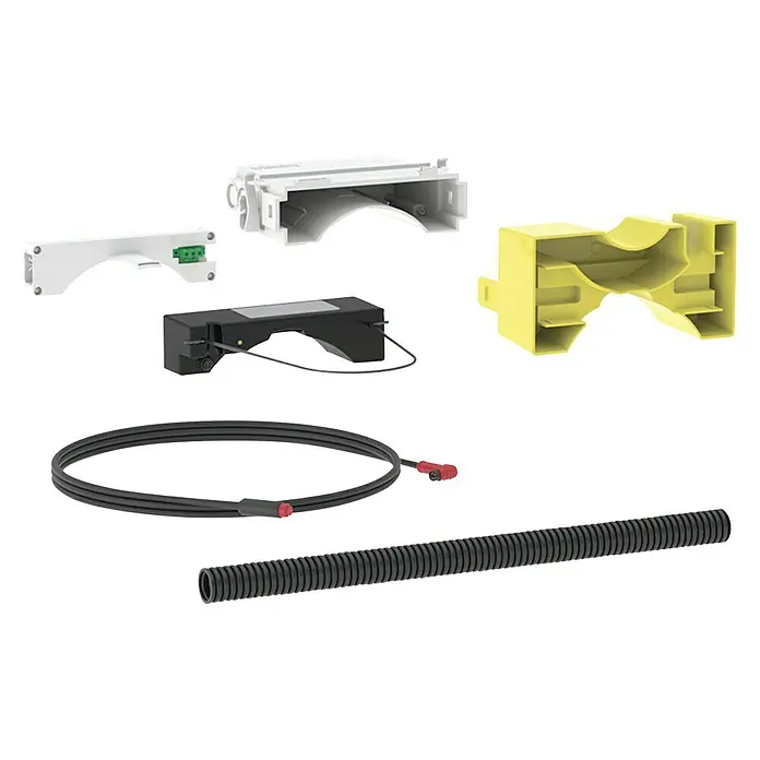 Geberit Netzteil-Set - Passend für: Geberit Netzteil für Elektro- und Kommunikationsanschlussdose - Ein Set von Elektroinstallationsmaterialien, inklusive Kabel, Abdeckungen und einem schwarzen Sensor, auf einem schwarzen Hintergrund.