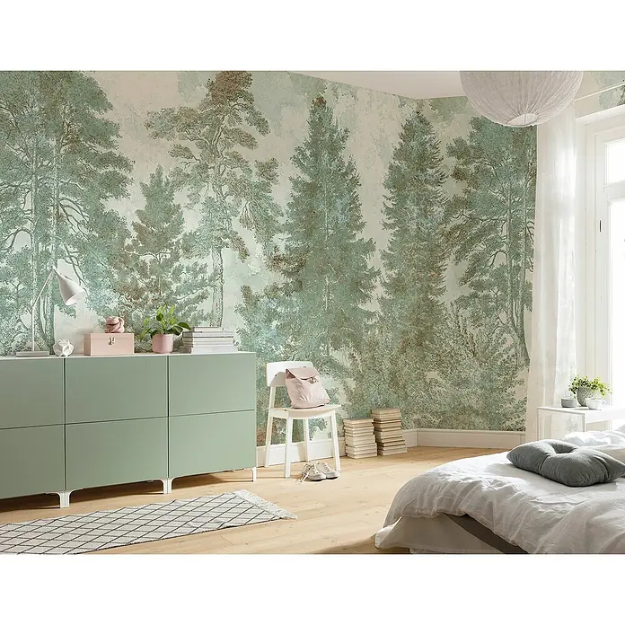 Komar Infinity 2 Fototapete Pale PanoramicB x H: 400 x 250 cm, Vlies - Helles Schlafzimmer mit einem mintgrünen Sideboard und einer Wand mit Waldtapete, das eine ruhige und natürliche Atmosphäre schafft.