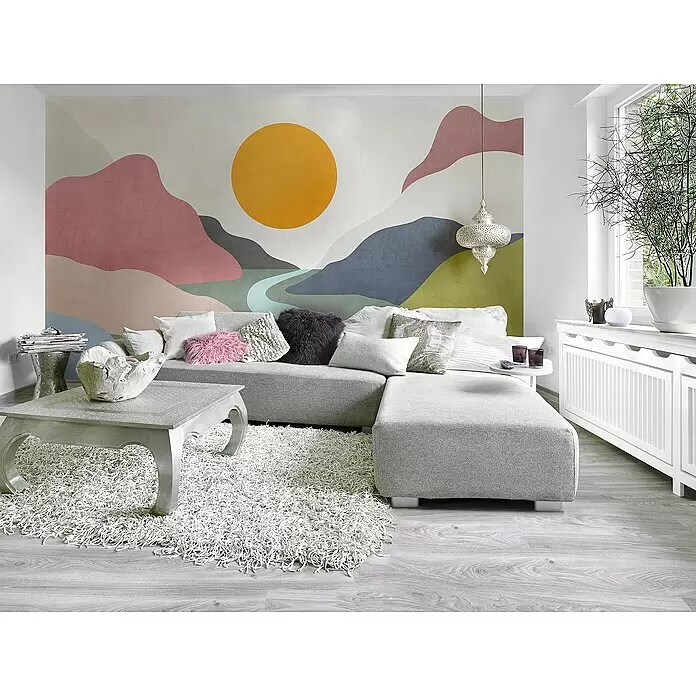 Komar Infinity 2 Fototapete - B x H: 400 x 250 cm, Vlies, Velvety Valley - Großes graues L-förmiges Ecksofa in einem modernen Wohnzimmer mit weichen Kissen und Zierkissen.