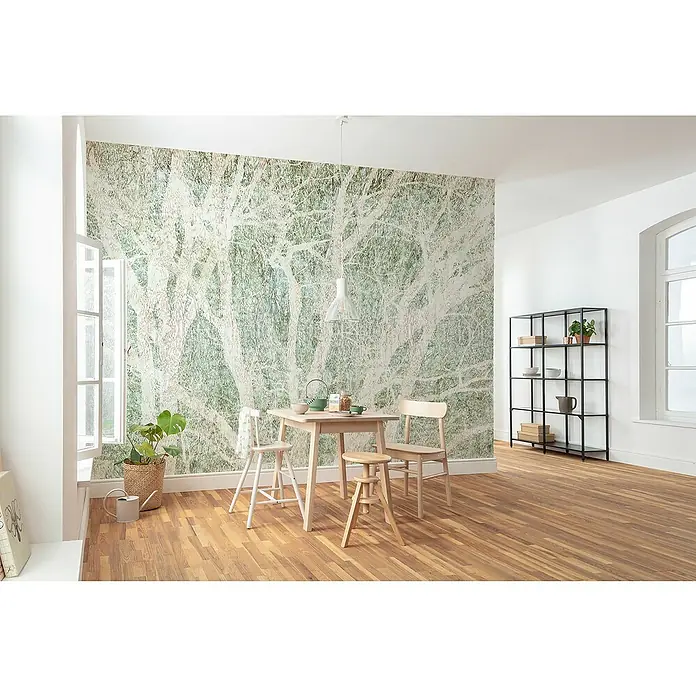 Komar Infinity 2 Fototapete Peaceful PlaceWeiß, B x H: 400 x 250 cm, Vlies - Heller Essbereich mit hellem Holztisch, Stühlen und einem Hocker unter einer modernen Pendelleuchte, vor einer grünen Tapete.