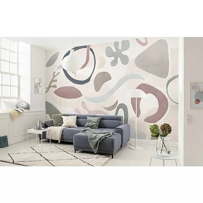Komar Infinity 2 Fototapete Paradox Pristine - B x H: 400 x 250 cm, Vlies - Abstrakte Tapete mit organischen Formen in gedeckten Rosa-, Blau-, Braun- und Grautönen an einer Wohnzimmerwand.