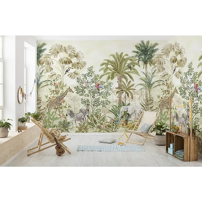 Komar Infinity 2 Fototapete Wild Wonderland - B x H: 300 x 250 cm, Vlies - Zimmer mit Dschungel-Fototapete, zwei Liegestühlen, kleinem Beistelltisch und einem Holzkasten. Die Tapete ist das Hauptprodukt.
