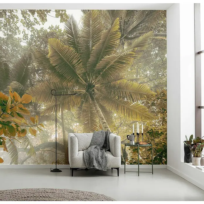 Komar Infinity 2 FototapeteB x H: 250 x 250 cm, Vlies - Ein gemütlicher Lesesessel mit einer weichen Decke, platziert vor einer fotorealistischen Dschungeltapete. Eine einladende Ecke zum Entspannen.