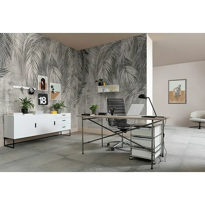 Komar Infinity 2 Fototapete Natural NuancesB x H: 300 x 250 cm, Vlies - Modernes Büro mit einem Schreibtisch mit Schubladen, einem weißen Sideboard und Pflanzen vor einer Wand mit Blättermuster.