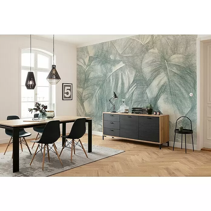 Komar Infinity 2 Fototapete Beyond Botanic - B x H: 400 x 250 cm, Vlies - Modernes Esszimmer mit einem hellen Holz- und schwarzen Esstisch mit schwarzen Stühlen und einem passenden Sideboard.