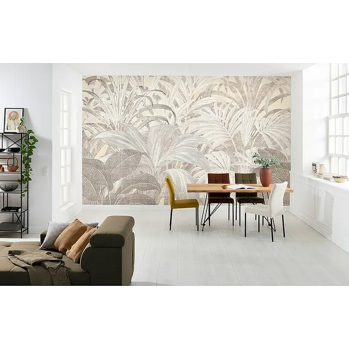 Komar Infinity 2 Fototapete Summery Spot - B x H: 400 x 250 cm, Vlies - Wohnzimmer mit einem grossen Wandbild mit botanischem Muster hinter dem Esstisch und einem Sofa.