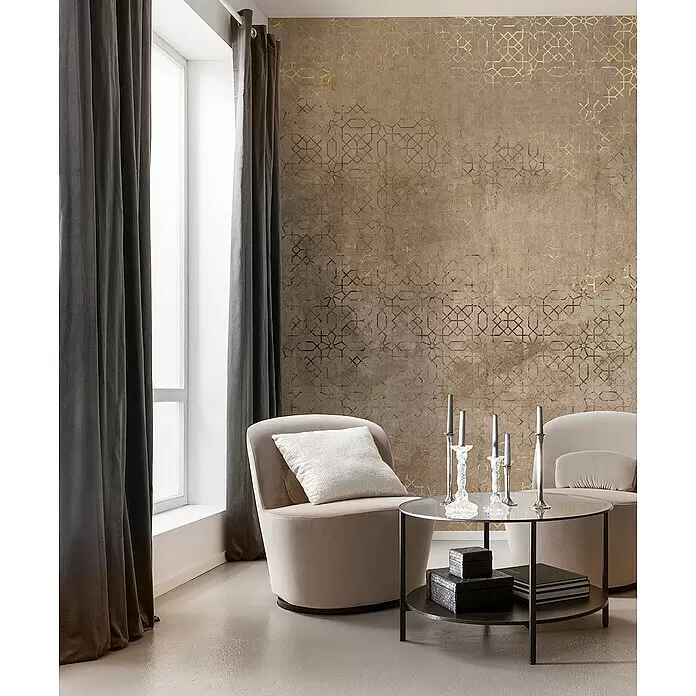 Komar Infinity 2 Fototapete Calm Creativity - B x H: 200 x 250 cm, Vlies - Strukturierte braune Tapete mit schimmerndem goldenem geometrischem Muster, die ein modernes Wohnzimmer bereichert.