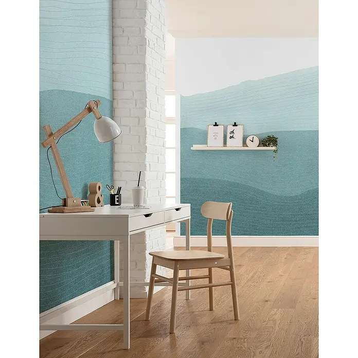 Komar Infinity 2 Fototapete Mild Mounds - B x H: 200 x 250 cm, Vlies - Büro mit weißem Schreibtisch, Holzstuhl und Lampe. Wandgestaltung in beruhigenden Blautönen mit minimalistischem Muster.
