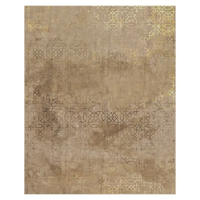 Komar Infinity 2 Fototapete Calm CreativityB x H: 200 x 250 cm, Vlies - Ein beiger Teppich mit goldenem, geometrischem Muster, das eine elegante und luxuriöse Atmosphäre schafft.