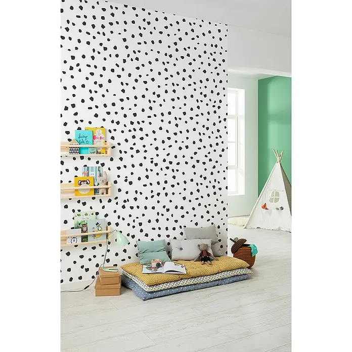 Komar Infinity 2 Fototapete Dipple Dapple - B x H: 200 x 250 cm, Vlies - Ein Kinderzimmer mit einer Wand mit Punktmuster, einem Lesebereich mit Kissen und einem Tipi-Zelt. Gemütlicher Raum zum Lesen und Spielen.