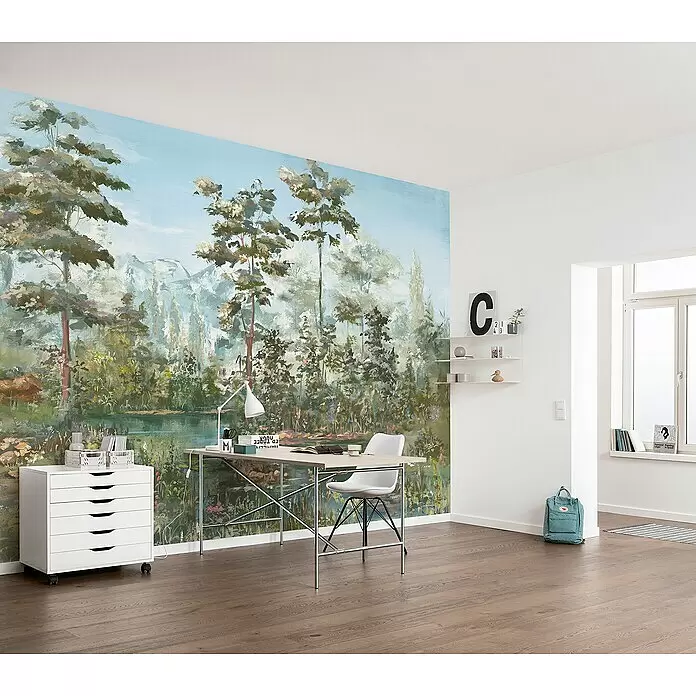 Komar Infinity 2 Fototapete Harmonic Homeland - B x H: 400 x 250 cm, Vlies - Naturinspirierte Wandtapete mit einer gemalten Landschaft aus Bäumen, Bergen und einem See in einem modernen Homeoffice.