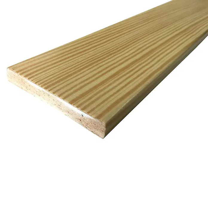 Rufete Tapeta barnizada - Pino, 10 x 70 x 10 mm, 1 ud. - Primer plano de una tira de madera barnizada de color claro con un patrón de grano claro sobre un fondo negro.
