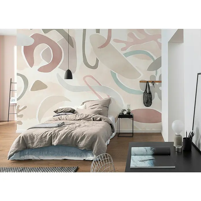 Komar Infinity 2 Fototapete Paradox Parallelogramm - B x H: 400 x 250 cm, Vlies - Schlafzimmer mit einem großen Bett und einer auffälligen Wandgestaltung in sanften Farben. Das Design verleiht dem Raum eine moderne und künstlerische Note.