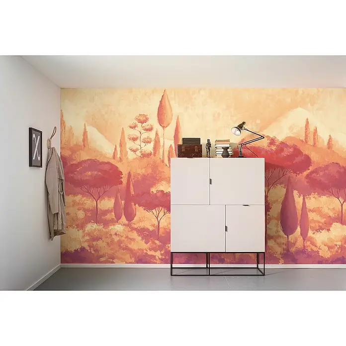 Komar Infinity 2 Fototapete Luxury Labyrinth - B x H: 400 x 250 cm, Vlies - Wandbild mit Landschaftsmotiv und ein weißer Schrank mit schwarzen Beinen, darauf Deko-Elemente wie eine Lampe und Bücher.