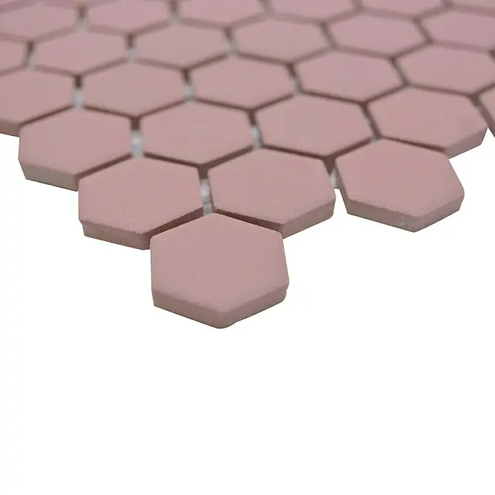 Mosaikfliese Hexagon Uni HX AT24 - 26 x 30 cm, Rot, Matt - Nahaufnahme von rosa, sechseckigen Mosaikfliesen, die ein stilvolles und modernes Muster für die Inneneinrichtung bilden.