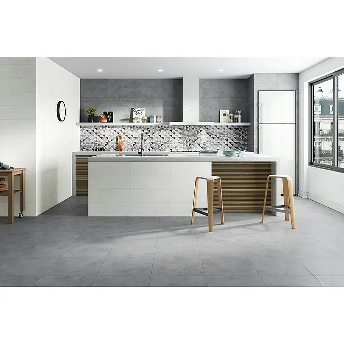 Pavimento cerámico Darlene - 45 x 45 cm, Gris, Mate - Elegante cocina con azulejos blancos, detalles grises y taburetes modernos. Los azulejos añaden un ambiente elegante y contemporáneo al espacio.