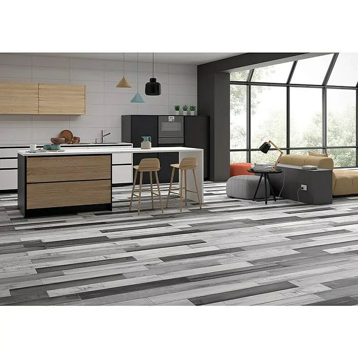 Revestimiento de pared Ice - 25 x 50 cm, Blanco, Resplandeciente - Cocina moderna y luminosa con suelos de madera en varios tonos de gris, isla de cocina con taburetes y grandes ventanales para luz natural.