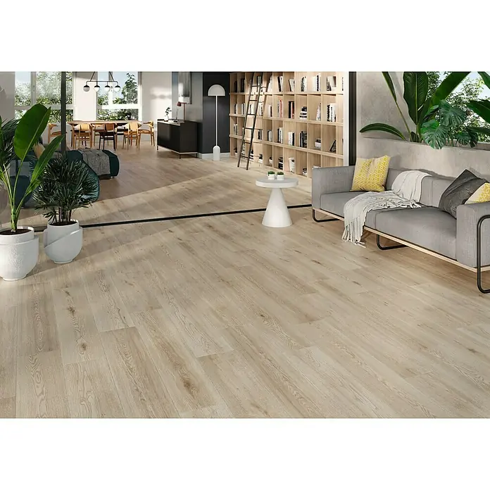 Pavimento porcelánico Nordby Nanotech - 90 x 15 cm, Natural, Mate - Esta imagen muestra un suelo de madera clara. El parquet añade calidez y elegancia a la habitación y combina bien con los muebles.