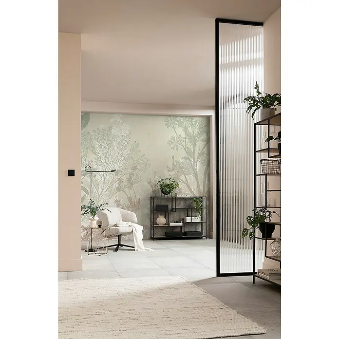 Komar Infinity 2 Fototapete Healing Harvest - B x H: 300 x 250 cm, Vlies - Elegantes Interieur mit floraler Tapete, gemütlichem Sessel und filigranem Bücherregal. Die geriffelte Glastrennwand sorgt für modernes Flair im Raum.