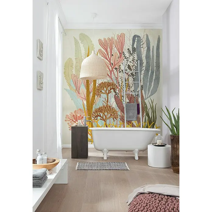 Komar Infinity 2 Fototapete Catchy CoralsB x H: 200 x 250 cm, Vlies - Helles Badezimmer mit freistehender Badewanne und botanischer Tapete. Die Rattan-Hängeleuchte ist ein Blickfang.