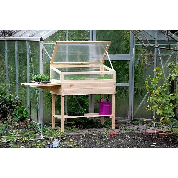 Dobar Hochbeet - 150 x 50 x 107 cm, Holz, Natur - Holz-Pflanztisch mit Frühbeetaufsatz, Klappdeckel und durchsichtigen Paneelen, im Garten mit Setzlingen.