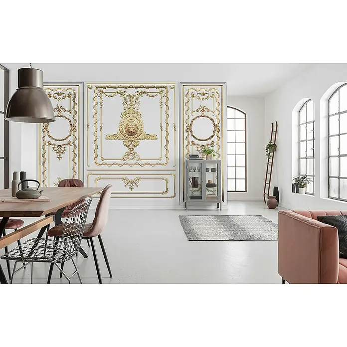 Komar Infinity 2 Fototapete Roaring Royal - B x H: 400 x 250 cm, Vlies - Einladender Essbereich mit Holztisch, stilvollen Stühlen und einem dekorativen Wandschrank mit goldenen Akzenten. Helle und moderne Einrichtung.