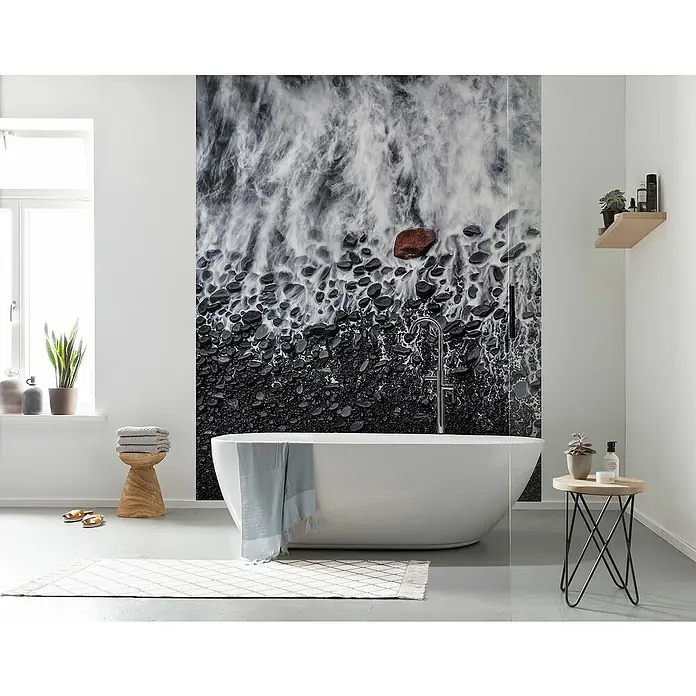 Komar Infinity 2 Fototapete Red Rock - B x H: 200 x 250 cm, Vlies - Das Badezimmer verfügt über eine freistehende Badewanne und eine auffällige Wandkunst mit einem Strandmotiv.