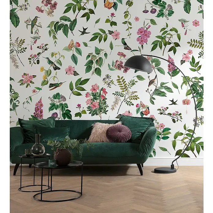 Komar Infinity 2 Fototapete Cottage Core - B x H: 300 x 250 cm, Vlies - Das grüne Sofa mit floralem Hintergrund, zwei Tischen und einer Lampe schafft eine gemütliche Atmosphäre.