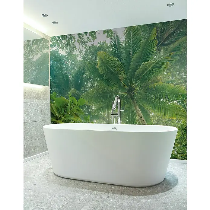 Komar Infinity 2 Fototapete Climber Canopy - B x H: 300 x 250 cm, Vlies - Freistehende Badewanne vor einer tropischen Tapete, die eine entspannende Atmosphäre schafft. Moderne Armatur und stilvolles Design für ein luxuriöses Badeerlebnis.
