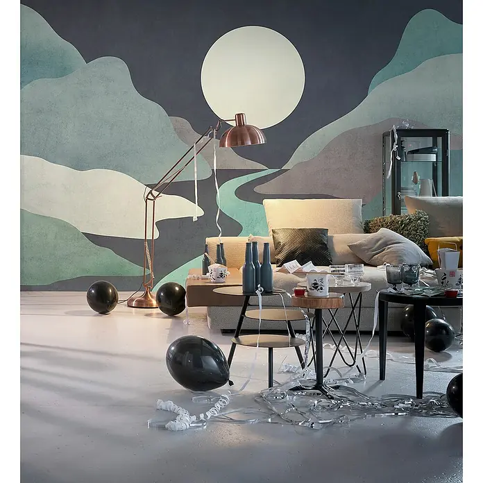 Komar Infinity 2 Fototapete - B x H: 400 x 250 cm, Vlies, Moonlight Monumental - Unordentliches Wohnzimmer mit Couch, Tischen und Lampen nach einer Party mit Luftballons und Konfetti.