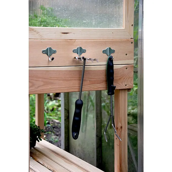 Dobar Hochbeet - 150 x 50 x 107 cm, Holz, Natur - Geräteaufbewahrung im Garten. Die Gartenwerkzeuge hängen ordentlich und griffbereit an Haken unter einer Werkbank im Gewächshaus. Praktisch!