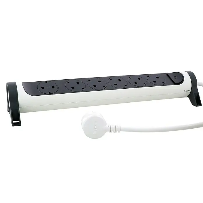 Legrand Base de enchufe múltiple Confort giratoria - Número de enchufes Schuko: 6 ud., Antracita, Longitud del cable: 1,5 m - Una regleta blanca Legrand con seis enchufes y un enchufe blanco, sobre un fondo negro.