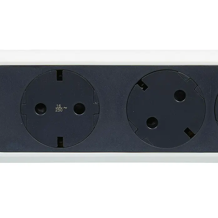 Legrand Base de enchufe múltiple Simple - x 3, Blanco/Negro, Longitud del cable: 1,5 m, IP20, Con interruptor - Primer plano de una regleta con varias tomas de corriente para el estándar europeo.