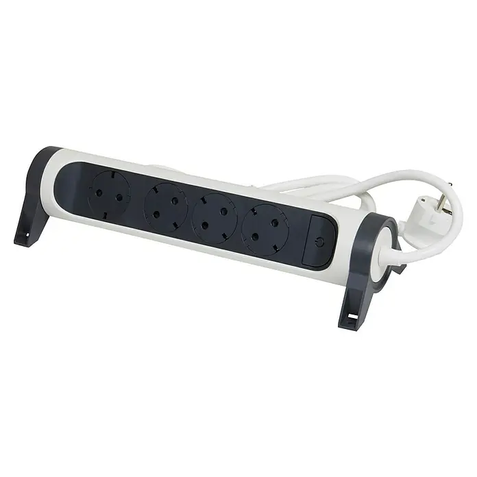 Legrand Base de enchufe múltiple Confort giratoria - x 4, Antracita, Longitud del cable: 1,5 m, Con interruptor - Una regleta blanca con cuatro enchufes y un cable blanco con enchufe sobre un fondo negro.