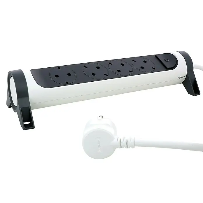 Legrand Base de enchufe múltiple Confort giratoria - x 4, Antracita, Longitud del cable: 1,5 m, Con interruptor - Primer plano de una regleta Legrand con cuatro enchufes y un enchufe blanco sobre un fondo negro.