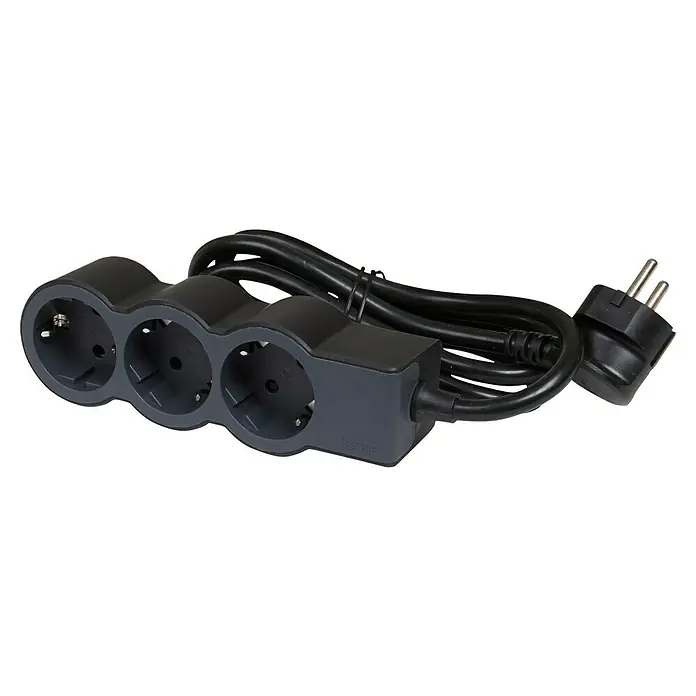 Legrand Base de enchufe múltiple Standard - Negro, Longitud del cable: 1,5 m, Número de enchufes Schuko: 3 ud. - Una regleta gris Legrand con tres enchufes y un cable negro con un enchufe.