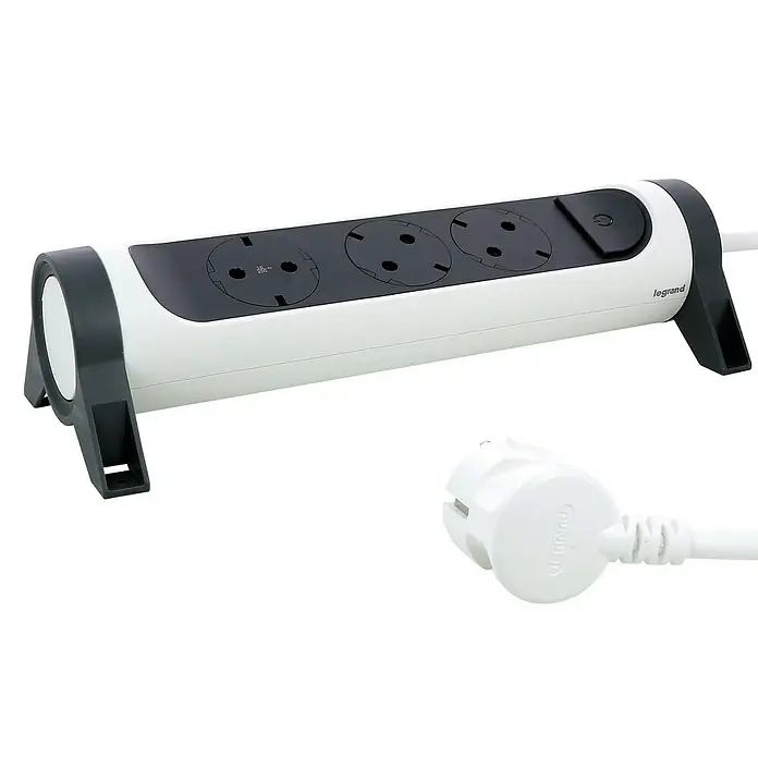 Legrand Base de enchufe múltiple Simple - x 3, Blanco/Negro, Longitud del cable: 1,5 m, IP20, Con interruptor - Una regleta blanca de LeGrand con tres enchufes y un enchufe blanco, presentada sobre un fondo negro.