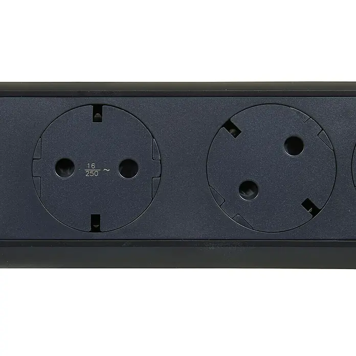 Legrand Base de enchufe múltiple Simple - x 3, Negro, Longitud del cable: 1,5 m, IP20, Con interruptor - Primer plano de una regleta negra con múltiples tomas de corriente, diseñada para conectar varios dispositivos electrónicos.