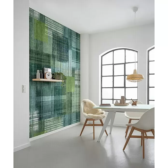 Komar Infinity 2 Fototapete Patchy Plaid - B x H: 200 x 250 cm, Vlies - Strukturierte Tapete mit abstraktem grün-blauem Karomuster an einer Wand in einem modernen Wohnraum.