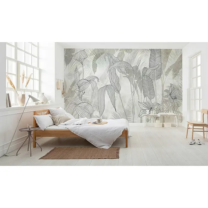 Komar Infinity 2 Fototapete Linierte Lilien - B x H: 400 x 250 cm, Vlies - Ein Schlafzimmer mit einem Holzbett und einer Wandtapete mit einem botanischen Design, das eine ruhige und natürliche Atmosphäre schafft.