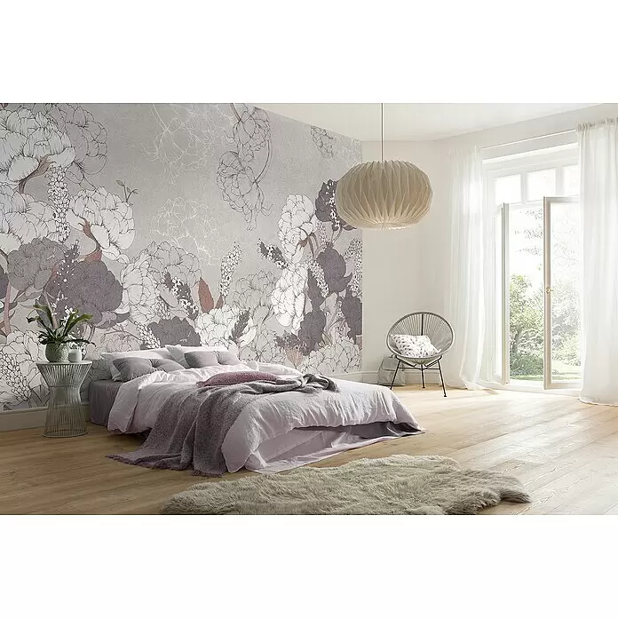 Komar Infinity 2 Fototapete Beautiful Bijoux - B x H: 400 x 250 cm, Vlies - Florale Tapete mit grauen, weißen und violetten Pfingstrosen an einer Schlafzimmerwand.